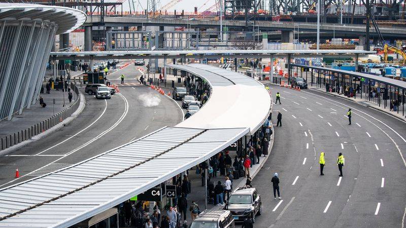 Pasajero vuela desde Nueva York a París en Delta... sin boletos