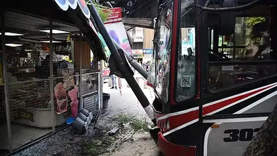 Insólito accidente en Córdoba: sin chofer ni pasajeros, un colectivo chocó contra un kiosco y atropelló a dos mujeres Insólito accidente en Córdoba: sin chofer ni pasajeros, un colectivo chocó contra un kiosco y atropelló a dos mujeres