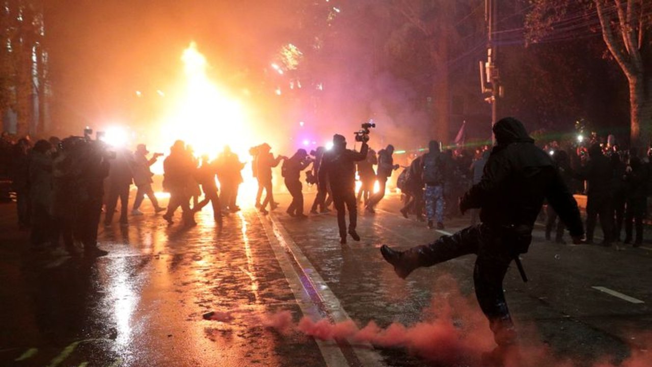 Detienen a decenas de manifestantes pro-UE en Georgia y diplomáticos denuncian el cese de la negociación