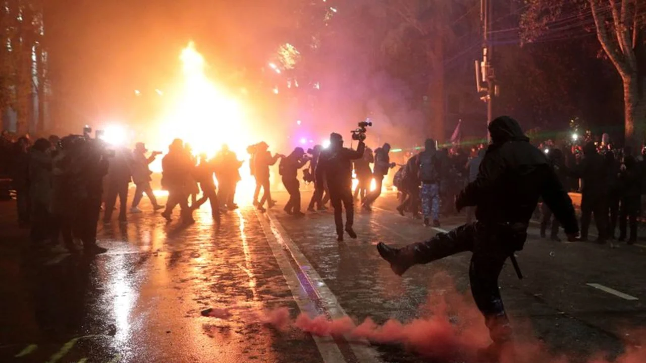 Detienen a decenas de manifestantes pro-UE en Georgia y diplomáticos denuncian el cese de la negociación