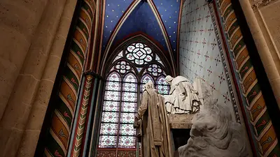 Macron elogia a los artesanos que reconstruyeron la catedral de Notre-Dame de París Macron elogia a los artesanos que reconstruyeron la catedral de Notre-Dame de París