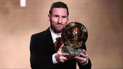 Lionel Messi con el sexto Balón de Oro. Lionel Messi con el sexto Balón de Oro.