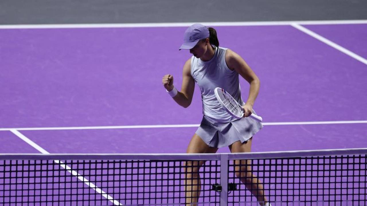 Swiatek derrota a Keys en el arranque de su campaña por segundo título de las WTA Finals
