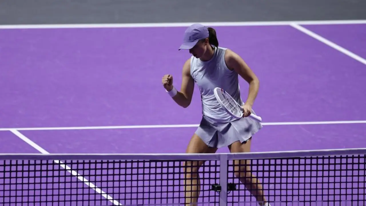 Swiatek derrota a Keys en el arranque de su campaña por segundo título de las WTA Finals