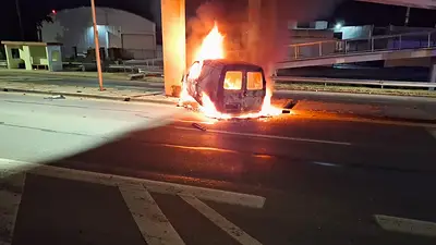 Auto incendiado Auto incendiado
