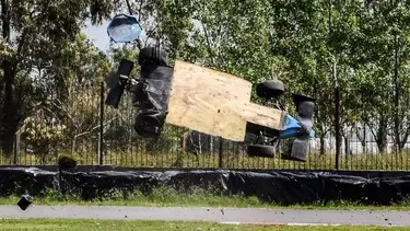 Volcó en la F4, dio varias vueltas en el aire, sobrevivió pero el auto quedó destruiído y ahora busca apoyo para seguir su carrera