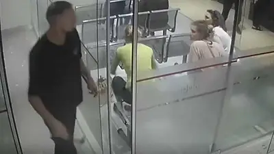Clínica en La Plata: retiró a su madre sin el alta, destrozó todo el hall con un hierro y ahora está prófugo Clínica en La Plata: retiró a su madre sin el alta, destrozó todo el hall con un hierro y ahora está prófugo