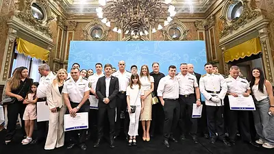 Kicillof encabezó el ascenso de comisarios y destacó el fortalecimiento de la Policía bonaerense Kicillof encabezó el ascenso de comisarios y destacó el fortalecimiento de la Policía bonaerense