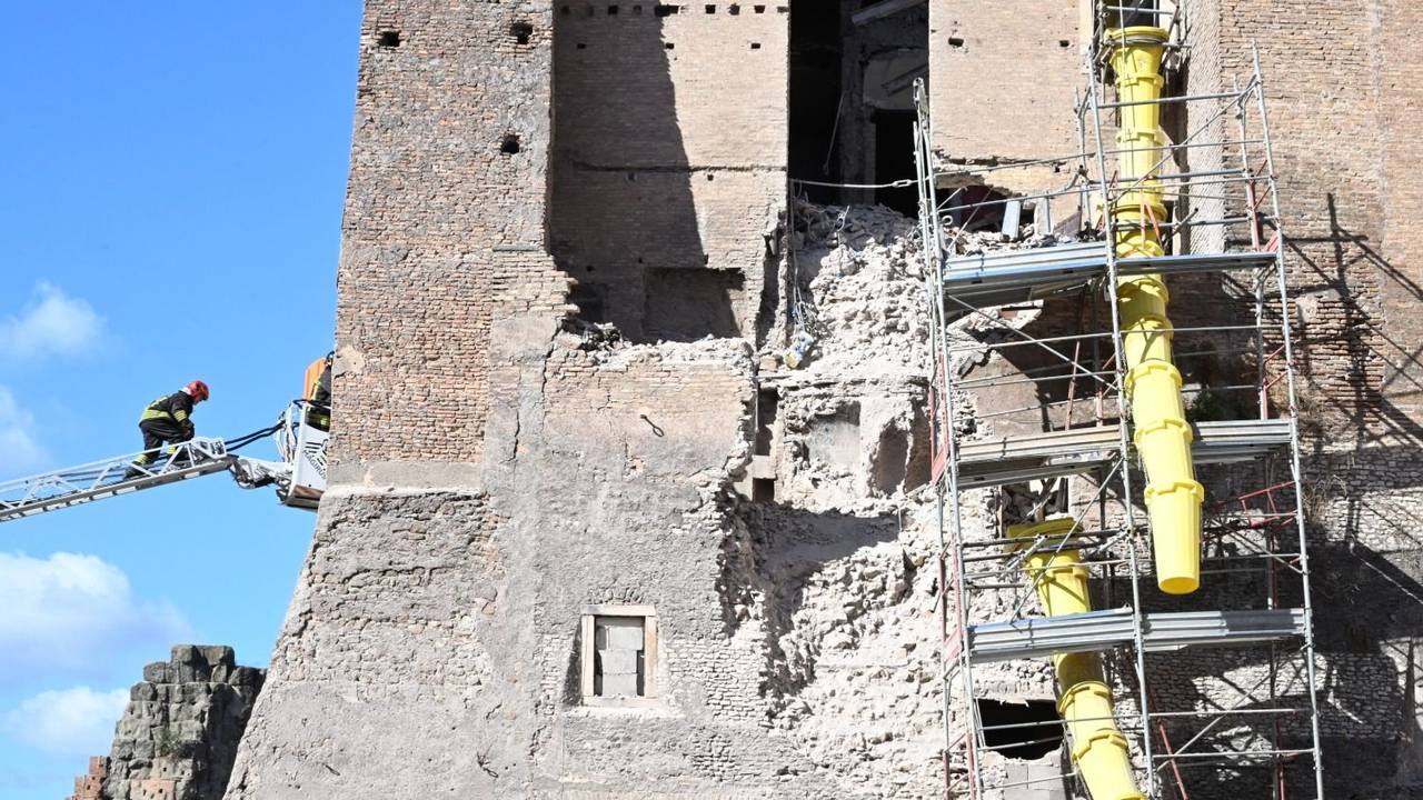 Bomberos trabajando en el operativo de rescate