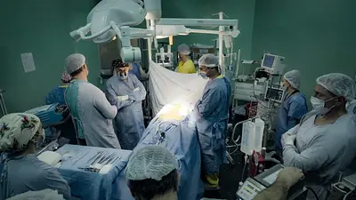 Médicos en un quirófano Médicos en un quirófano