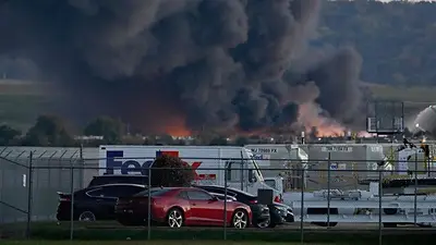 Un avión de carga se estrelló tras un despegue fallido en el aeropuerto de Louisville Un avión de carga se estrelló tras un despegue fallido en el aeropuerto de Louisville