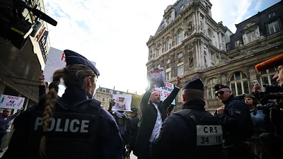 La apertura de una tienda de Shein en París atrae a manifestantes y cazadores de gangas La apertura de una tienda de Shein en París atrae a manifestantes y cazadores de gangas