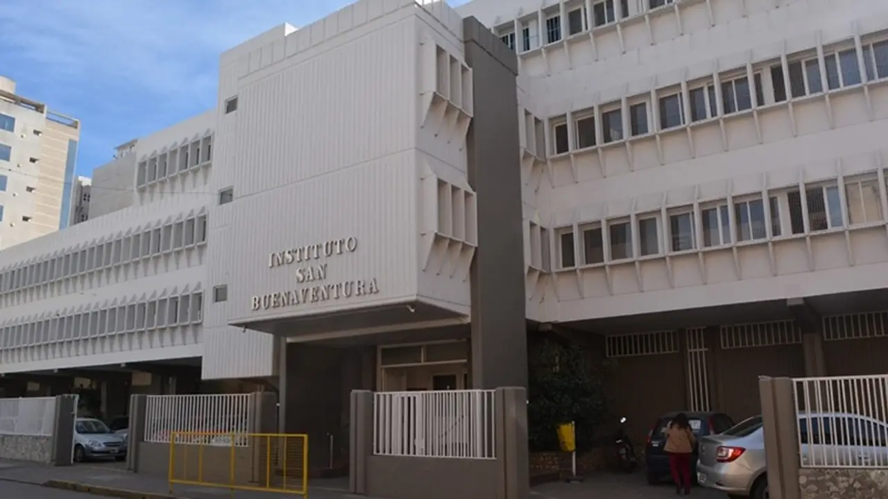 Violencia escolar en Córdoba: un alumno le tiró agua hirviendo a un preceptor y le provocó lesiones