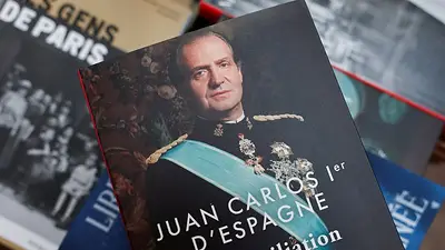 El rey emérito Juan Carlos I se siente abandonado en el exilio por su hijo, según sus memorias El rey emérito Juan Carlos I se siente abandonado en el exilio por su hijo, según sus memorias