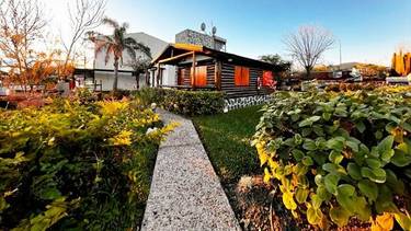 El pueblo que queda a solo 5 horas de CABA y es ideal para el verano por sus lagos y playas