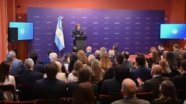 Milei les dijo a sus diputados que "al kirchnerismo se le dio vuelta el reloj de arena" y viaja a EE.UU. para "no traer nada"