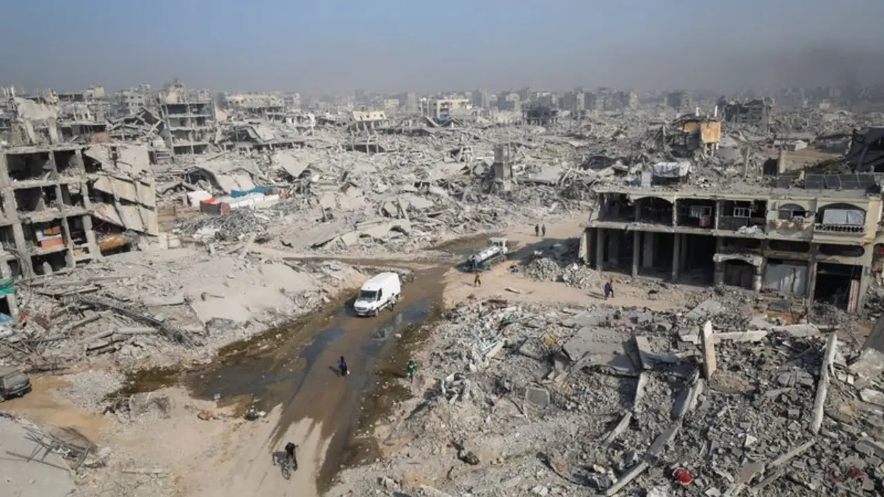 Brazo armado de Hamás dice que entregará cadáver de un rehén el miércoles, siguen ataques aéreos en Gaza