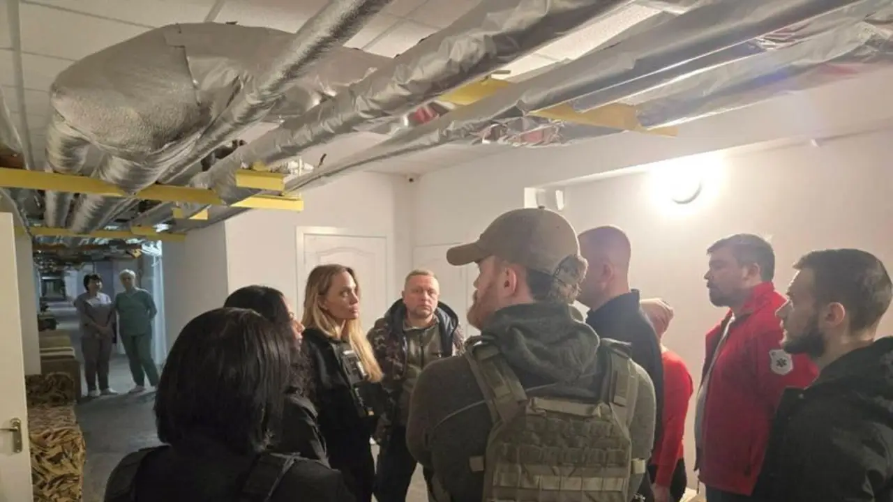 Angelina Jolie visita la ciudad ucraniana de Jersón, en primera línea del frente