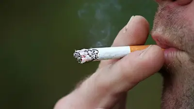 Persona fumando. Persona fumando.