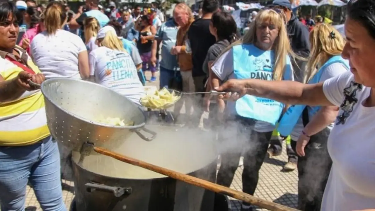 Vuelven las ollas populares frente a Capital Humano: "El hambre no espera"
