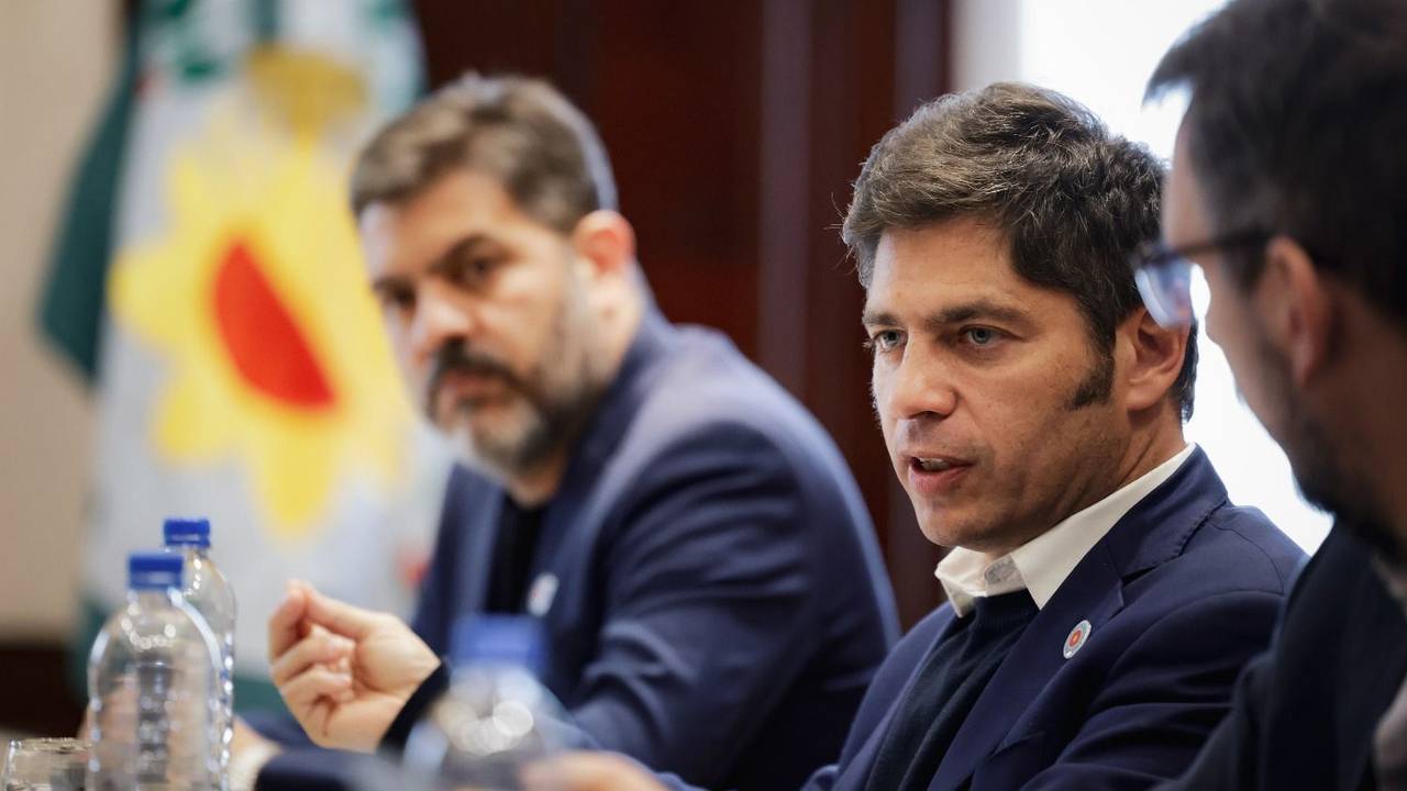 Kicillof firmó créditos con intendentes para financiar equipamiento municipal en la Provincia