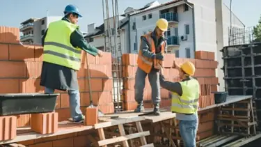 Cuánto gana un albañil en noviembre 2025: el salario por día y por hora