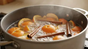 Poné cáscaras de mandarina en agua caliente: el truco natural que vas a querer probar