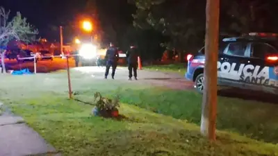 Santa Fe: sicarios acribillaron a un hombre de 15 disparos en plena calle Santa Fe: sicarios acribillaron a un hombre de 15 disparos en plena calle