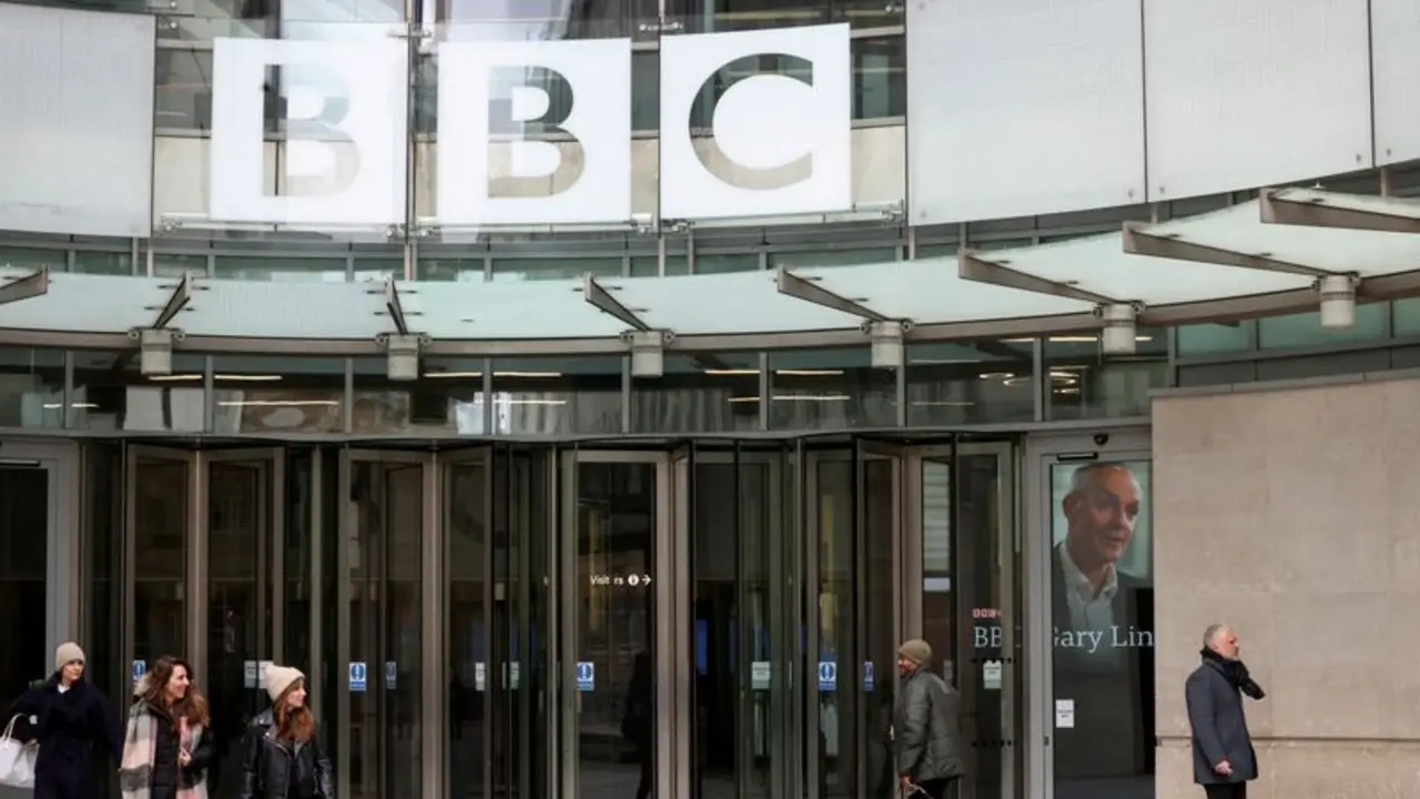 Jefe de la BBC, Tim Davie, dimite tras las críticas por la edición de un documental sobre Trump