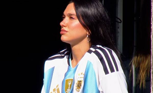 Dua Lipa vive el Superclásico en la Bombonera: fue invitada por Juan Roman Riquelme 