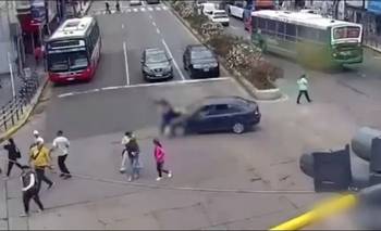 Lanús: manejaba en ojotas y atropelló a tres mujeres en una avenida | Accidente de tránsito