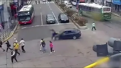 Lanús: manejaba en ojotas y atropelló a tres mujeres en una avenida Lanús: manejaba en ojotas y atropelló a tres mujeres en una avenida