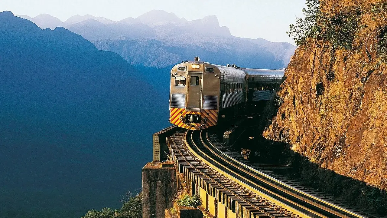 Ves selva, niebla y abismo al mismo tiempo: el tren que tiene un paisaje de película 