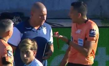 Violenta situación en Gimnasia vs. Vélez: le arrojaron un martillo al árbitro | Fútbol argentino