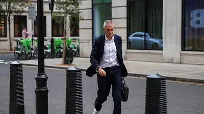 El jefe saliente de la BBC británica elogia su periodismo a pesar de la crisis El jefe saliente de la BBC británica elogia su periodismo a pesar de la crisis