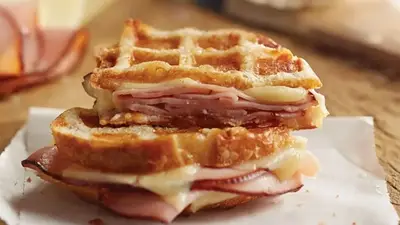 Cómo es la receta de los waffles de papa con jamón y queso. Cómo es la receta de los waffles de papa con jamón y queso.