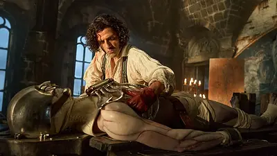 Oscar Isaac en Frankenstein, con rizos y en laboratorio Oscar Isaac en Frankenstein, con rizos y en laboratorio
