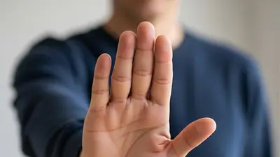 Persona frenando con su mano. Persona frenando con su mano.