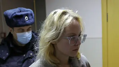 Adolescente rusa que interpretó canciones contra el Kremlin en la calle pasará más tiempo en prisión Adolescente rusa que interpretó canciones contra el Kremlin en la calle pasará más tiempo en prisión