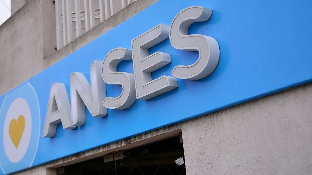 No lo quiere reconocer: Milei ataca la asistencia estatal, pero mantiene 6 millones de planes sociales