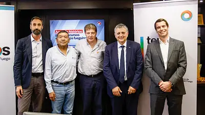 Autoridades de YPF, Terra Ignis y el gobierno de Tierra del Fuego durante la firma del acuerdo Autoridades de YPF, Terra Ignis y el gobierno de Tierra del Fuego durante la firma del acuerdo