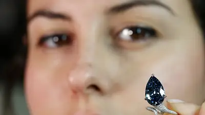 Anillo de diamantes "Mellon Blue" se vende por 25 millones de dólares en una subasta en Ginebra Anillo de diamantes "Mellon Blue" se vende por 25 millones de dólares en una subasta en Ginebra