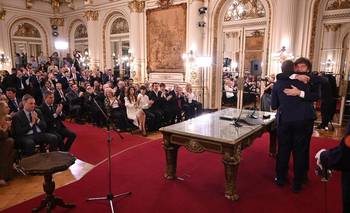 Santilli juró en un salón más amarillo que violeta y se desató otra interna en Rosada | Gabinete