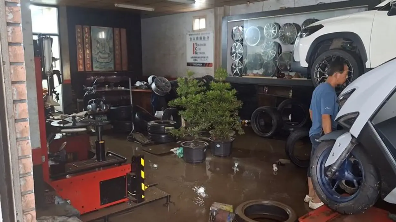 El tifón Fung-wong provoca inundaciones y miles de evacuaciones en Taiwán