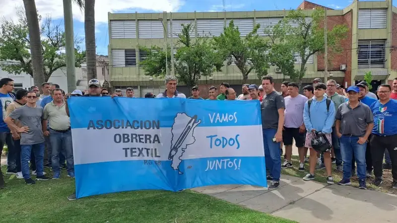 Los obreros no están cobrando sus salarios completos y la semana pasada solo recibieron una suma de $200.000 correspondiente a octubre. (Foto: Reconquista Hoy). Los obreros no están cobrando sus salarios completos y la semana pasada solo recibieron una suma de $200.000 correspondiente a octubre. (Foto: Reconquista Hoy).