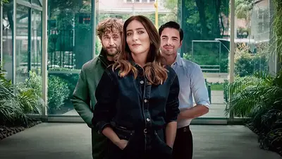 Tres actores en poster de serie. Tres actores en poster de serie.