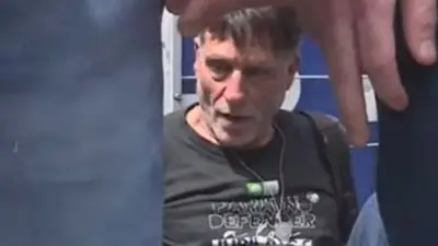 La policía demoró al padre Paco y a un joven en la marcha de jubilados La policía demoró al padre Paco y a un joven en la marcha de jubilados