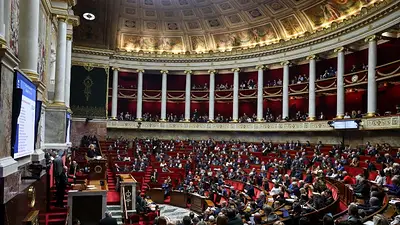 Diputados franceses aprueban suspender una impopular reforma a las pensiones Diputados franceses aprueban suspender una impopular reforma a las pensiones