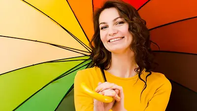 Una chica con una paleta de colores detrás Una chica con una paleta de colores detrás