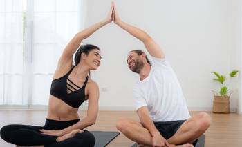 Esta postura de yoga mejora la vida sexual en pareja, según expertos | Consejos de salud